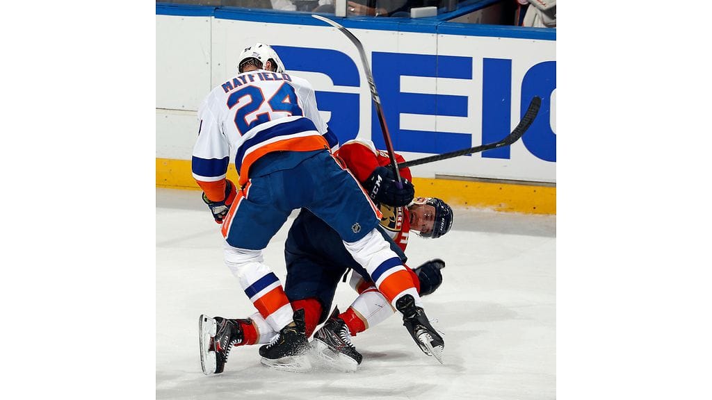 Aleksander Barkov ja Scott Mayfield olivat kovassa kontaktissa Florida Panthersin ja New York Islandersin välisessä ottelussa.