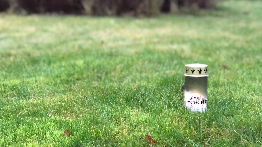 Keskiviikkoaamuna henkirikoksesta muistutti enää tehtaan pihalle jätetty muistokynttilä.