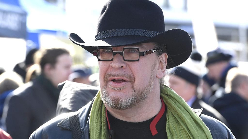 Vihreiden eduskuntavaaliehdokas Jyrki Kasvi kampanjoimassa Korson maalaismarkkinoilla Vantaalla 24. maaliskuuta 2019.