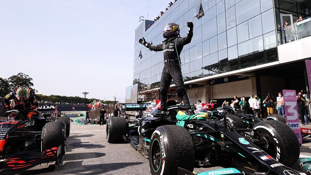 Lewis Hamilton juhli voittoa Brasilian GP:ssä.