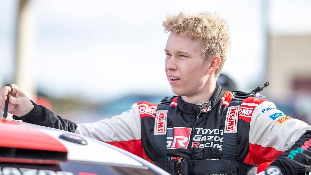 Kalle Rovanperälle satelee kehuja rallimanageri Timo Jouhkilta.