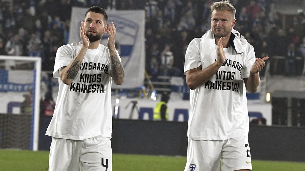 Joona Toivio ja Paulus Arajuuri hyvästelivät Suomen kannattajat tiistain Ranska-ottelun jälkeen.