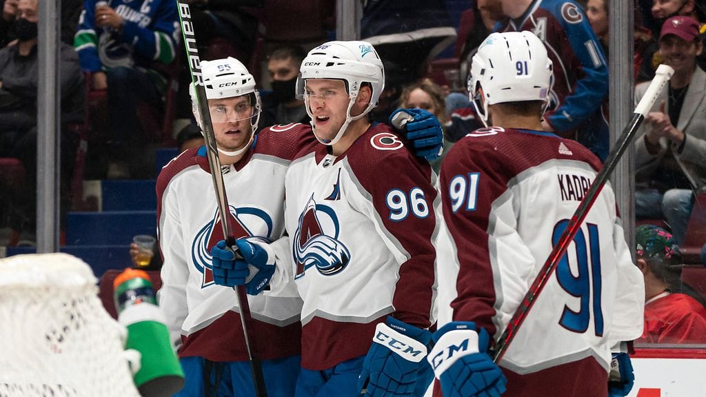 Mikko Rantanen pääsi juhlimaan maalia ottelussa Vancouver Canucksia vastaan.