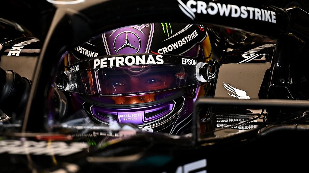 Lewis Hamilton Mercedes-autossaan Brasilian GP:ssä.