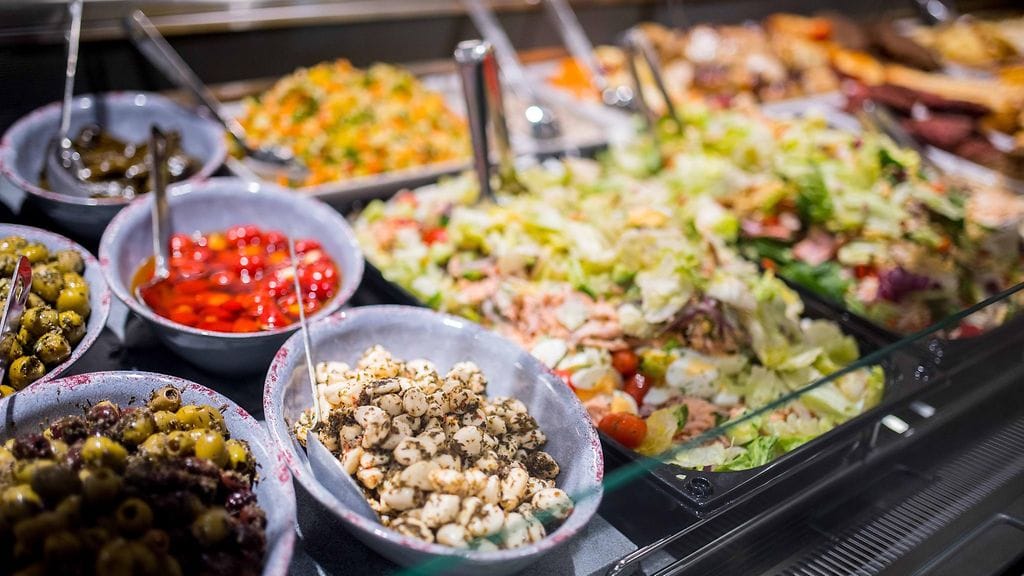 S-ryhmän mukaan palvelutiskeillä on palattu korona-ajan jälkeen taas normaalimyynteihin. Erityisesti salaattibaari on hitti suomalaisten keskuudessa.