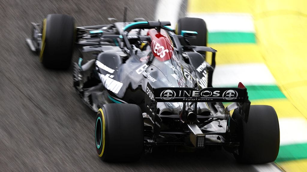 Mercedeksen Lewis Hamilton vauhdissa Brasilian GP:ssä.