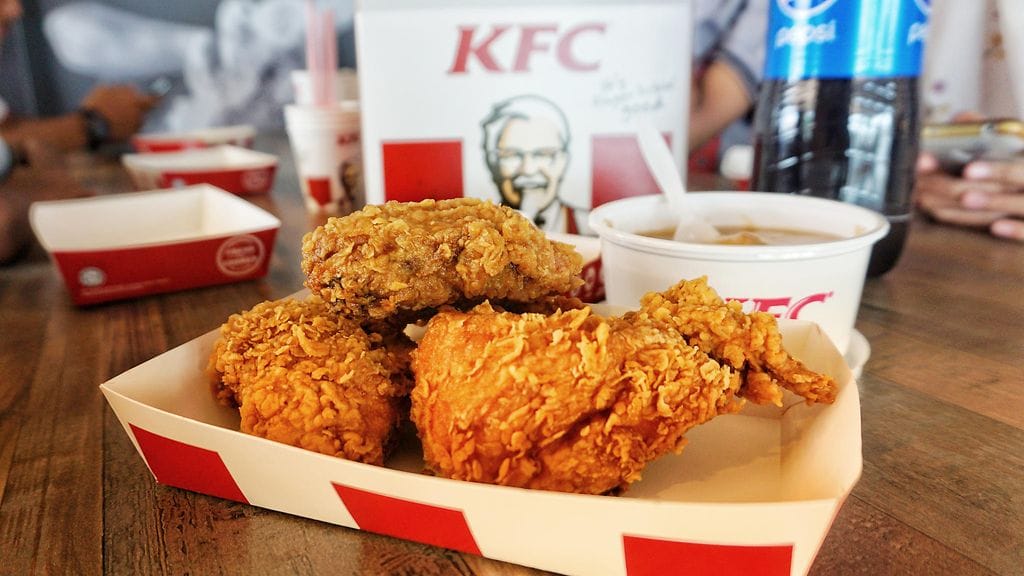 Kaikki Tanskan KFC-ravintolat menivät kiinni, kun selvisi ravintoloiden myyneen vanhentunutta kanaa tietoisesti.