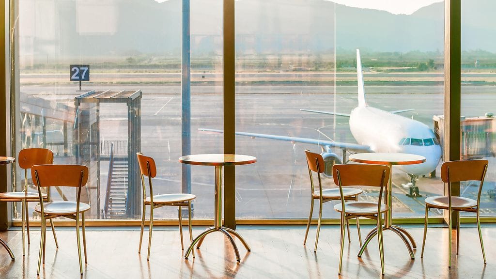 Tietyt ruoat voivat johtaa tukalaan oloon lentomatkalla. Kuvituskuva.