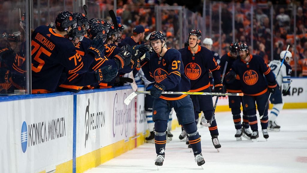 Connor McDavid hassutti neljä pelaajaa matkalla maalintekoon.