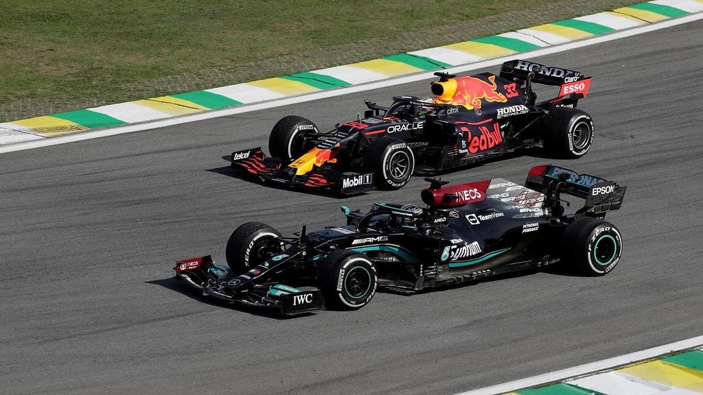 Lewis Hamilton ja Max Verstappen.