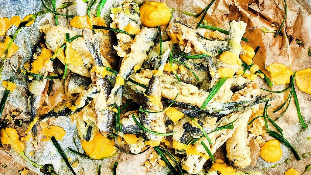 Friteeratut muikut ovat suurta herkkua! Kuvassa frittimuikut porkkana-inkiväärikastikkeella. Kuva: Pro Kala ry