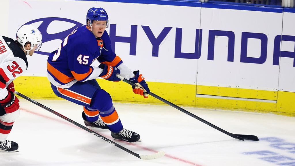 Robin Salo odottaa NHL-debyttiään Islandersissa.