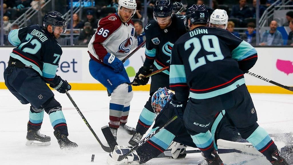 Mikko Rantanen ja Joonas Donskoi (kesk.) kohtasivat nyt vastapuolilla, kun Colorado kylvetti Seattlea 7-3.