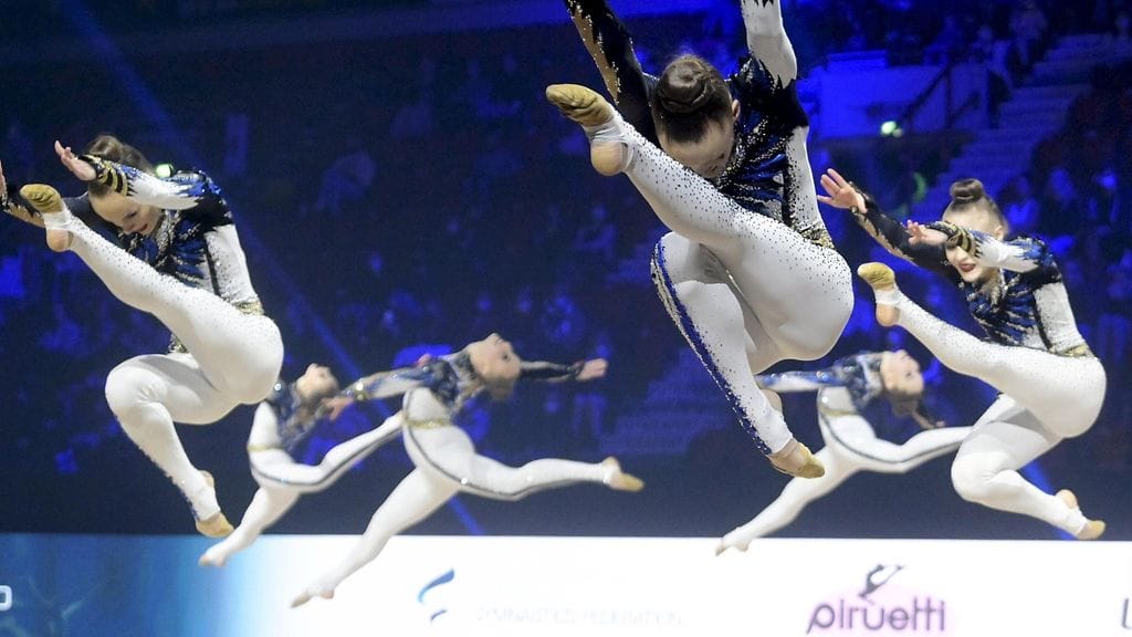 Minetit vauhdissa joukkuevoimistelun MM-kilpailussa Helsingissä.