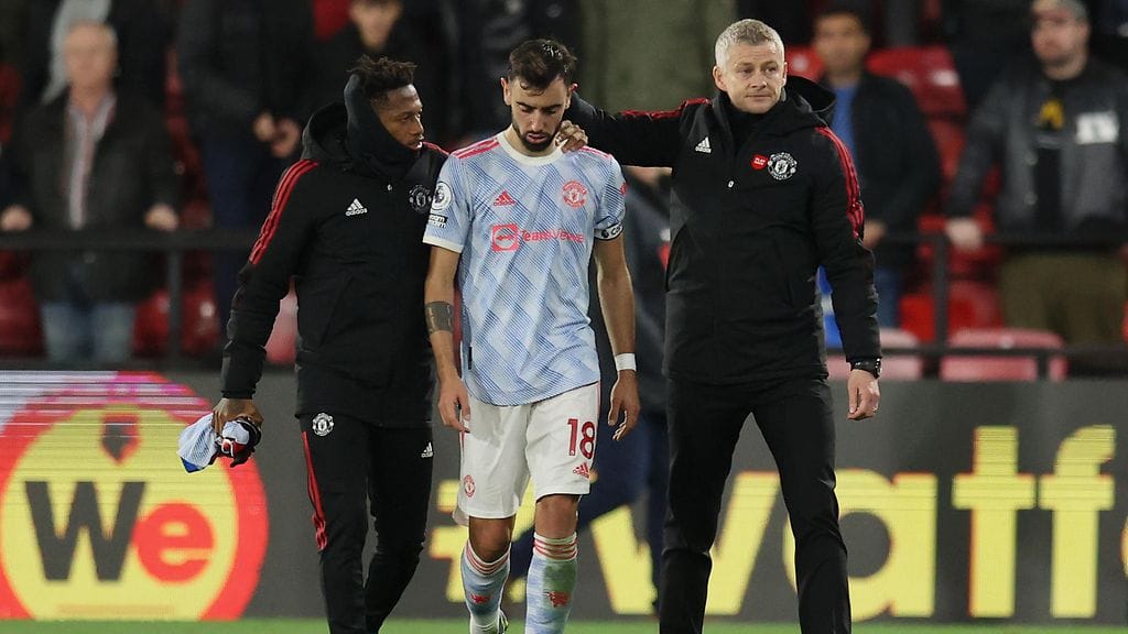 Manchester United koki murskatappion Watfordille. Kuvassa päävalmentaja Ole Gunnar Solskjär lohduttamassa Bruno Fernandesia.