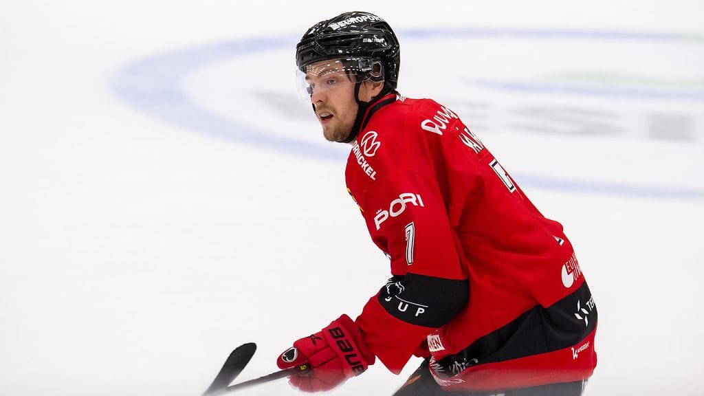 Ässien Jarno Kärki kilautti viimeisellä sekunnilla tolppaa.