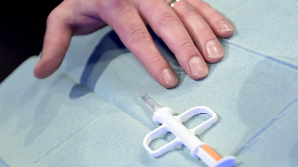 Mikrosiru asennetaan ihon alle ruiskulla.