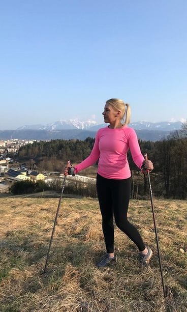 Tiina Vuori sauvakävelee, taustalla Klagenfurtin kaupunki Itävallassa