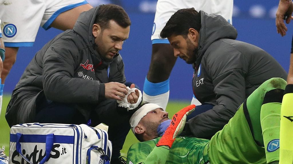 Napoli-vahti David Ospina sai pääänsä ympärille paksun siteen.