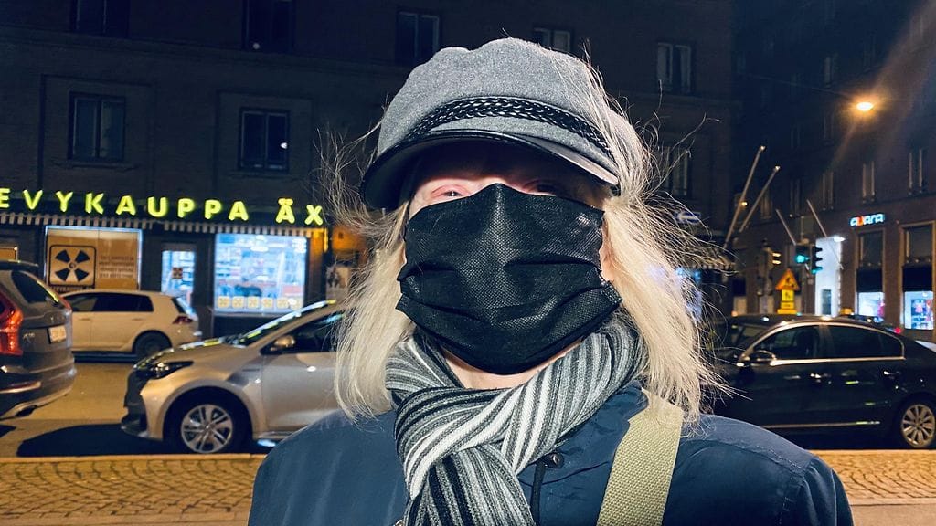 Tarja Aaltonen jonottaa koroatestiä Kampintorilla Helsingissä.