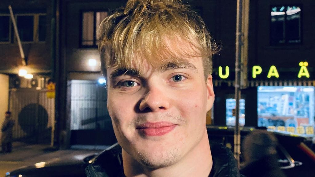 Alexander odottamassa koronatestiä Kampintorilla.