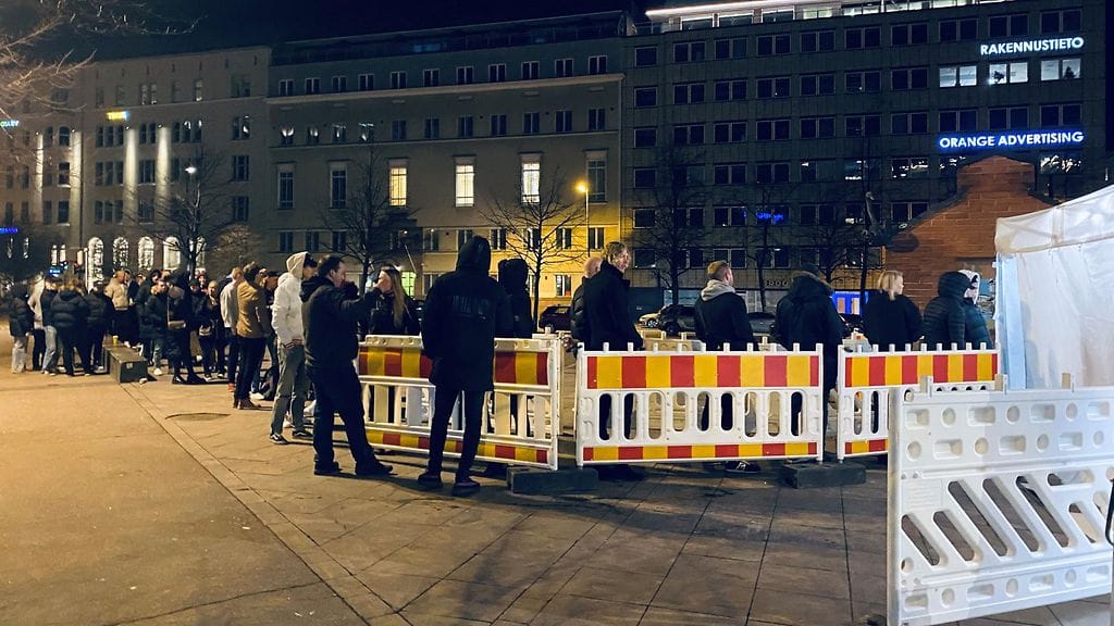 Kampintorilla jonotetaan koronatestiä.