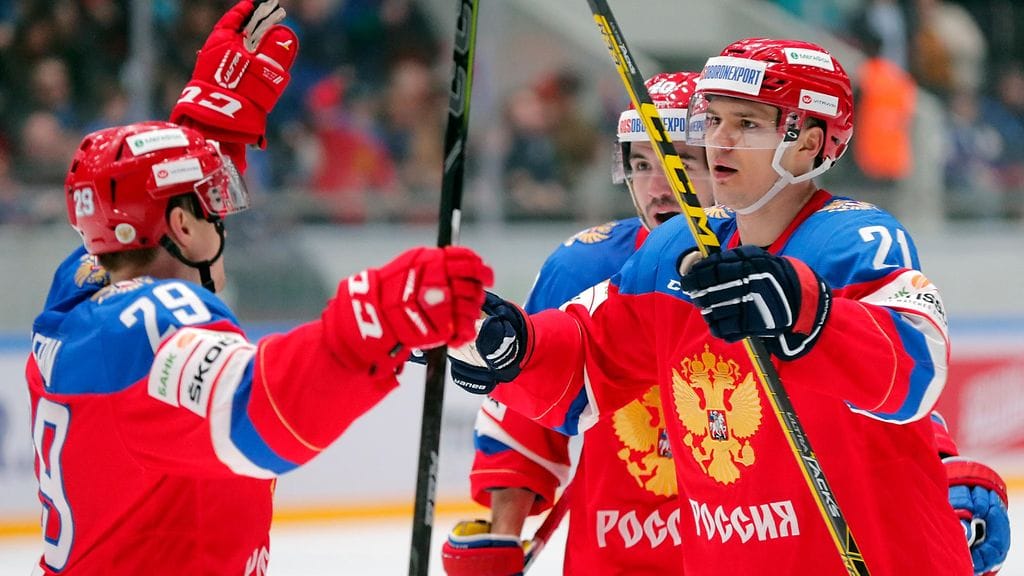 Vitali Menshikovista (oik.) tulee Jokereiden KHL-historian ensimmäinen venäläispelaaja.