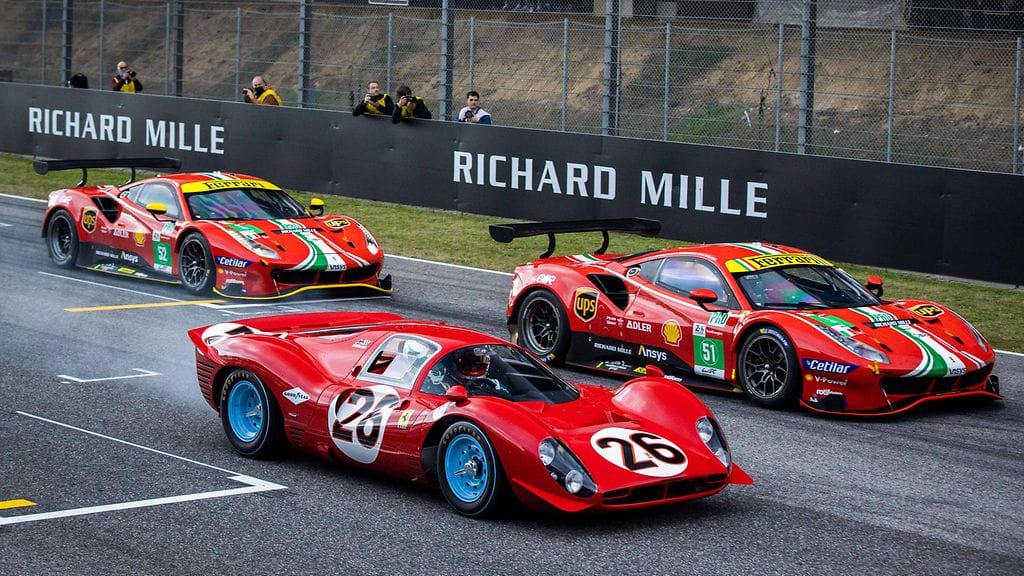 Ferrari 330 P4 ja 488GTE -autot lähtöviivalla Mugellon radalla viikonloppuna.