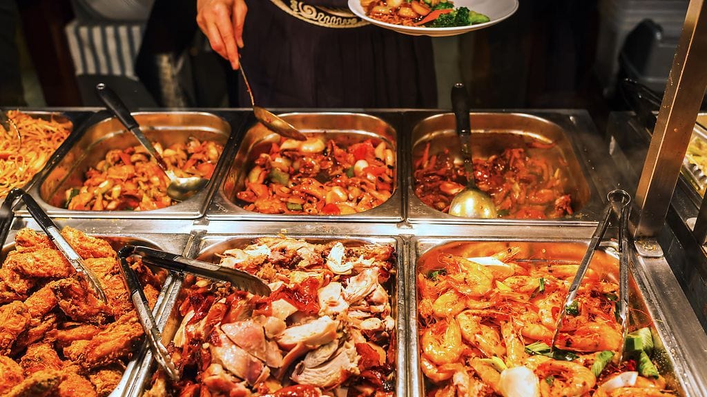 Kiinalaismiehen buffetsyöminen meni ravintolan mukaan överiksi. Kuvituskuva.