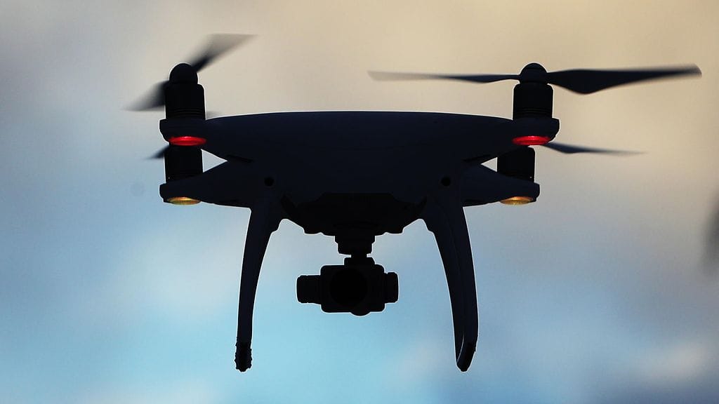 Dronen lennätys on kielletty  Drottningholmin linnan alueella. Kuvituskuva.