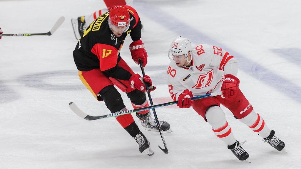 Marko Anttila (vas.) pudotti hanskansa Spartak Moskova -ottelun avaussekunnilla.