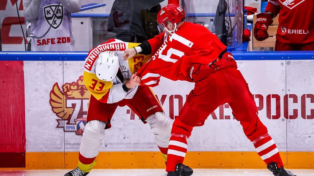 Markus Hännikäinen (vas.) ja Nikita Sokolov tappelivat ottelun alkajaisiksi.