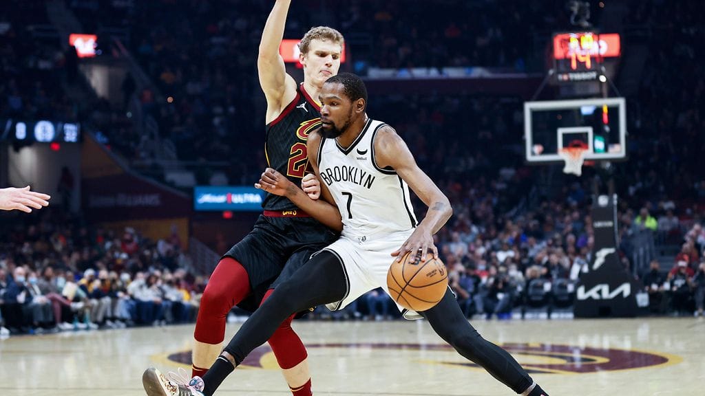 Lauri Markkanen kamppaili paluuottelussaan NBA:n kirkkaimpiin supertähtiin kuuluvaa Kevin Durantia vastaan.