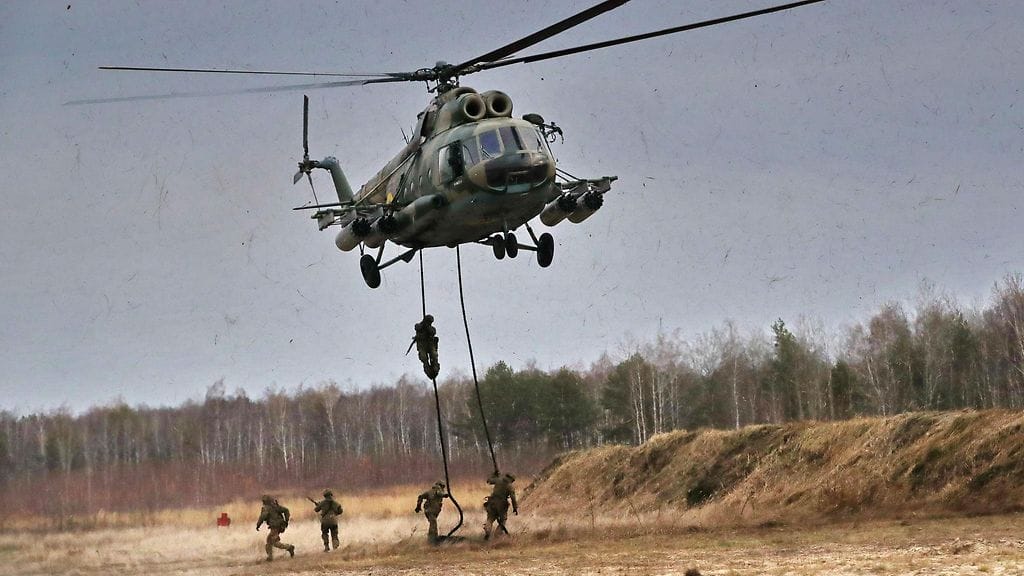 Kuvituskuvassa helikopteri ja sotikaista sotaharjoituksessa Ukrainassa.