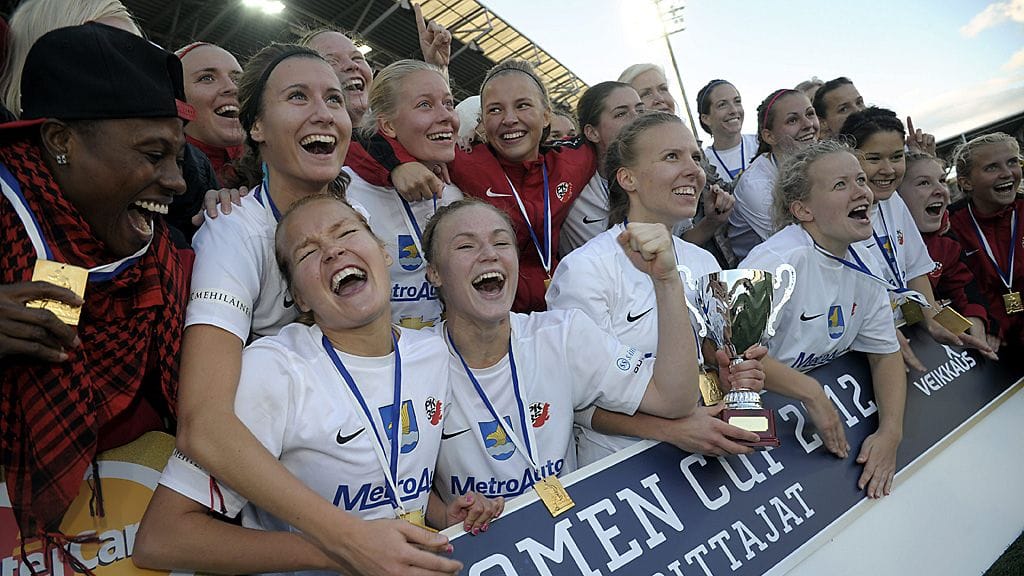PK-35:n pelaajat juhlivat Suomen cupin voittoa.