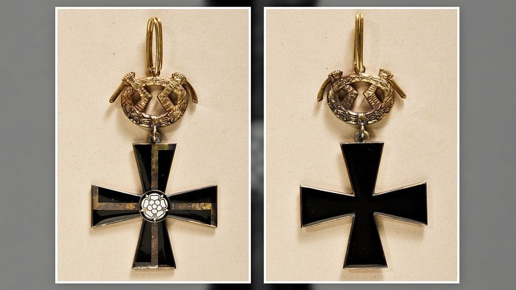 Saksalaisen huutokaupan kuvaa myytävästä kunniamerkistä.