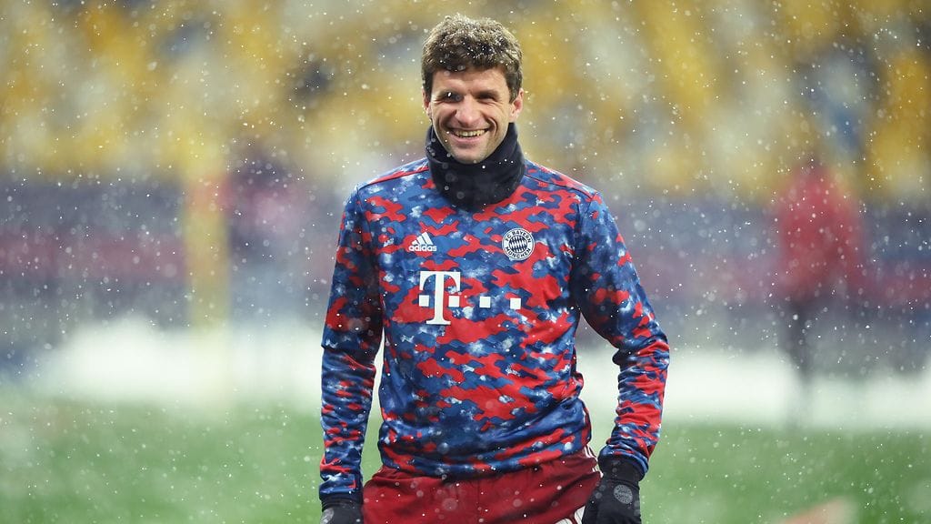Bayern München -tähti Thomas Müller lämmitteli Kiovassa lumisateessa.