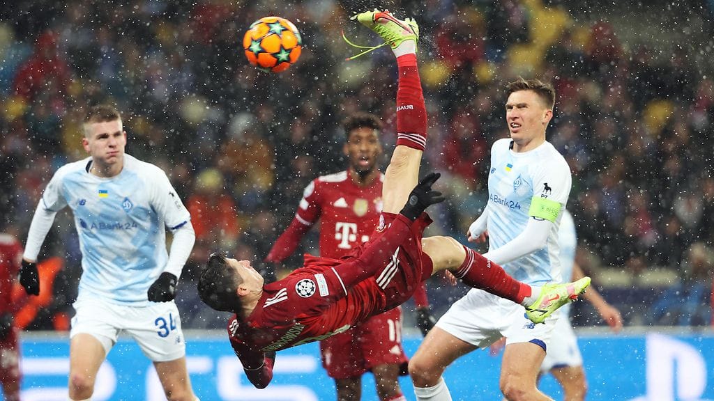 Robert Lewandowski osui Kiovan Dynamoa vastaan upealla saksipotkulla.