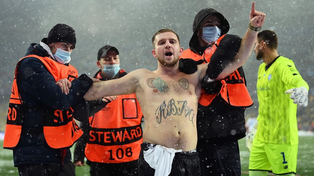 Järjestyksenvalvojat saivat viuhahtajan lopulta kiinni.