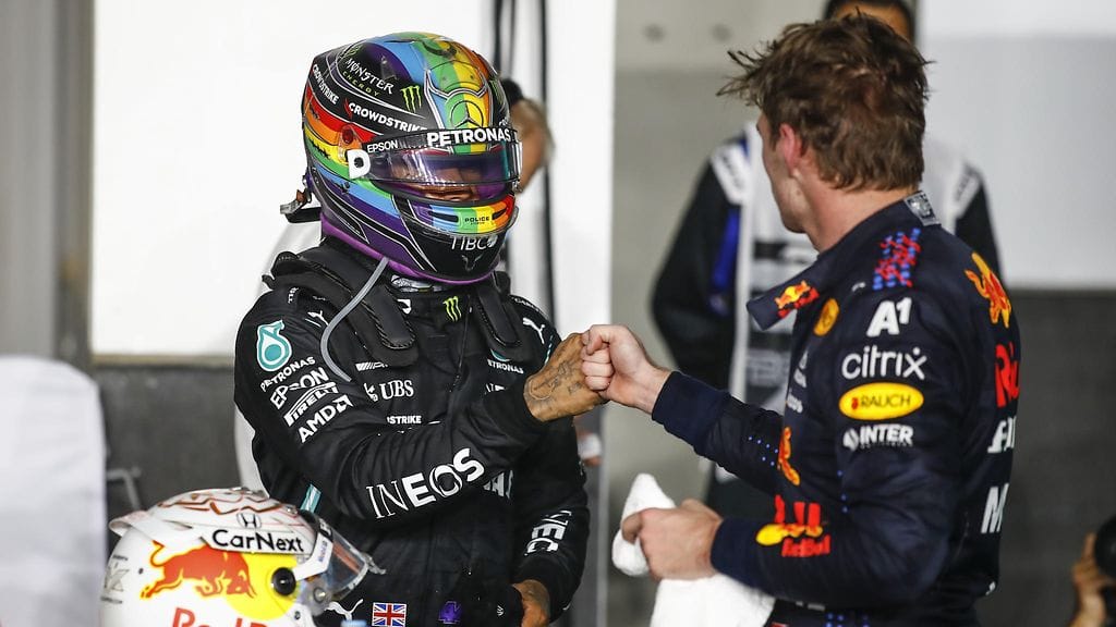 Lewis Hamilton (vas.) jahtaa kahdeksan pisteen päässä olevaa Max Verstappenia, kun F1-sarjassa on ajamatta kaksi osakilpailua.