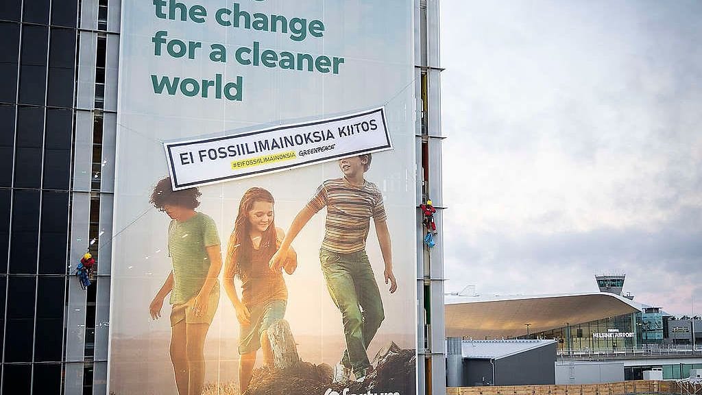 Greenpeacen julkaisema kuva mielenosoituksesta.