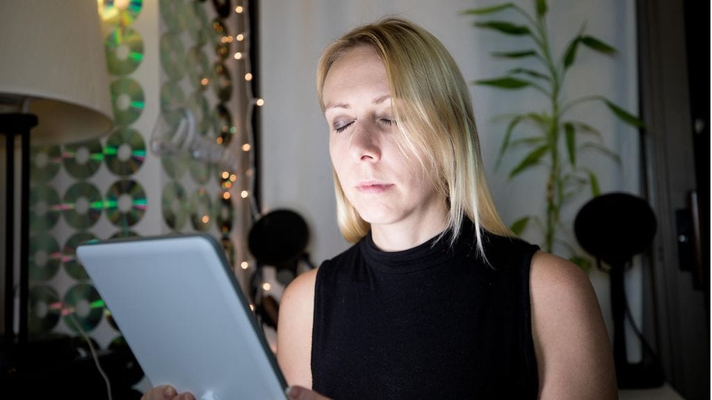 Kirkasvalohoidossa ihminen viettää joka aamu 30–60 minuuttia kirkkaassa keinovalossa silmät auki. Kuvituskuva.