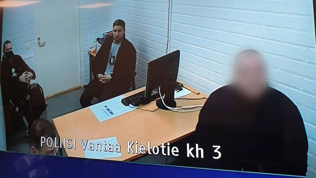Vantaalla vanhempiensa murhasta epäilty oikeuden etäiyhteysistunnossa.