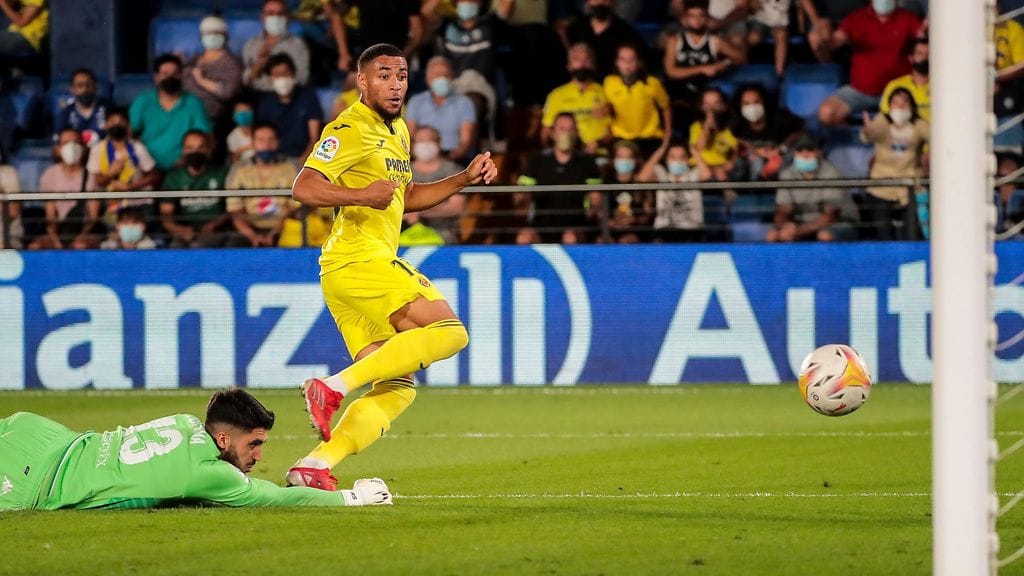 Näin se käy. Villarrealin Arnaut Danjuma sijoitti pallon Real Betisin verkkoon lokakuussa.