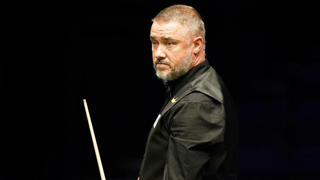 Stephen Hendry joutui seuraamaan huimaa näytöstä vierestä.