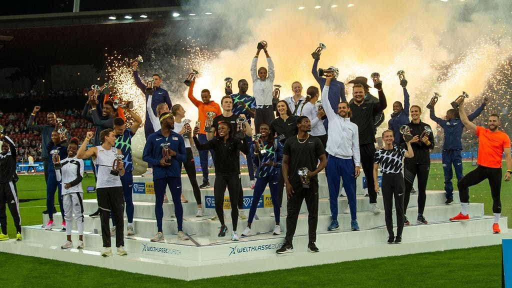 Timanttiliigan voittajat juhlimassa viime kauden päätteeksi.