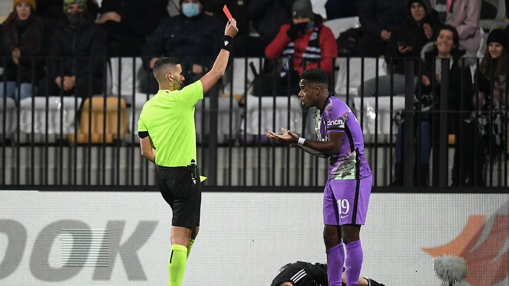 Tottenhamin Ryan Sessegnon katsoi punaista jo puolen tunnin pelin jälkeen.