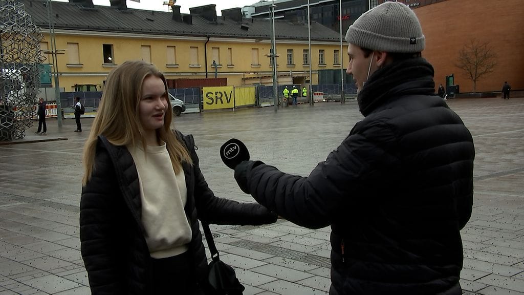 2811-Nuoret-puhelut-stilli-tyttö