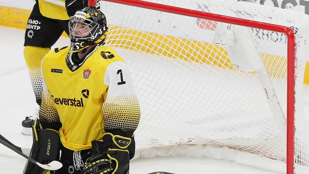 Konstantin Shostak torjuu loppukauden JYPin maalilla.