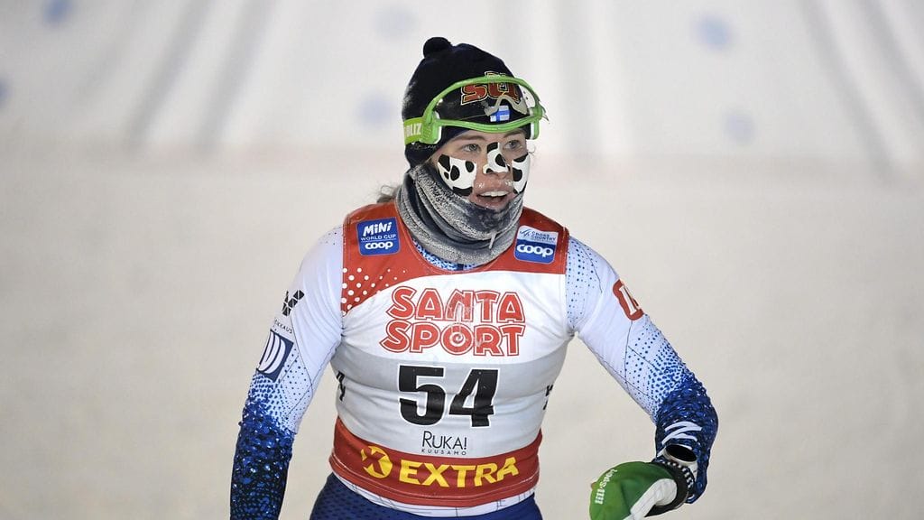 Krista Pärmäkoski suojautui pakkaselta lauantain kilpailussa.